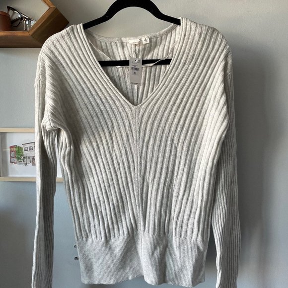 NWT GAP Ribbed V-Neck Sweater - Picture 2 of 5
